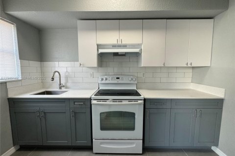 Copropriété à louer à Miami, Floride: 3 chambres, 106.84 m2 № 2002868 - photo 1