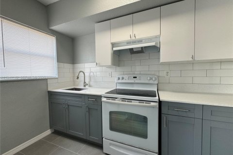 Copropriété à louer à Miami, Floride: 3 chambres, 106.84 m2 № 2002868 - photo 2