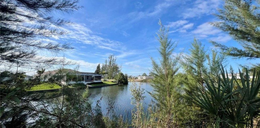 Terrain à Cape Coral, Floride № 2155433
