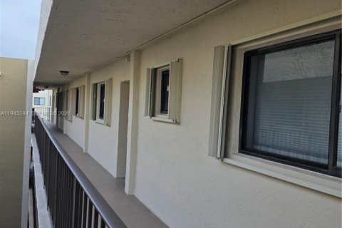 Condominio en alquiler en Miami, Florida, 2 dormitorios, 89.65 m2 № 2001470 - foto 2