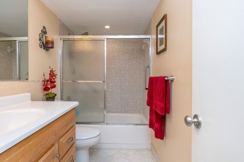 Condo in Sunrise, Florida, 2 bedrooms  № 1968537 - photo 16