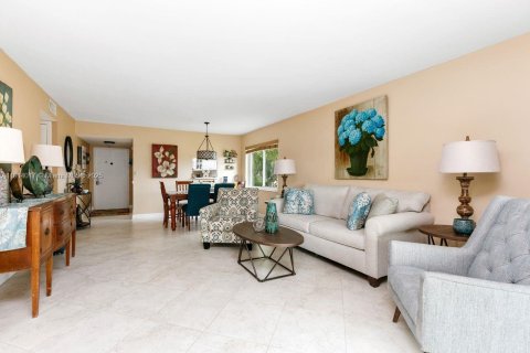 Condo in Sunrise, Florida, 2 bedrooms  № 1968537 - photo 9