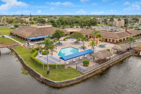 Condo in Sunrise, Florida, 2 bedrooms  № 1968537 - photo 1