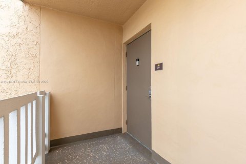 Condo in Sunrise, Florida, 2 bedrooms  № 1968537 - photo 14