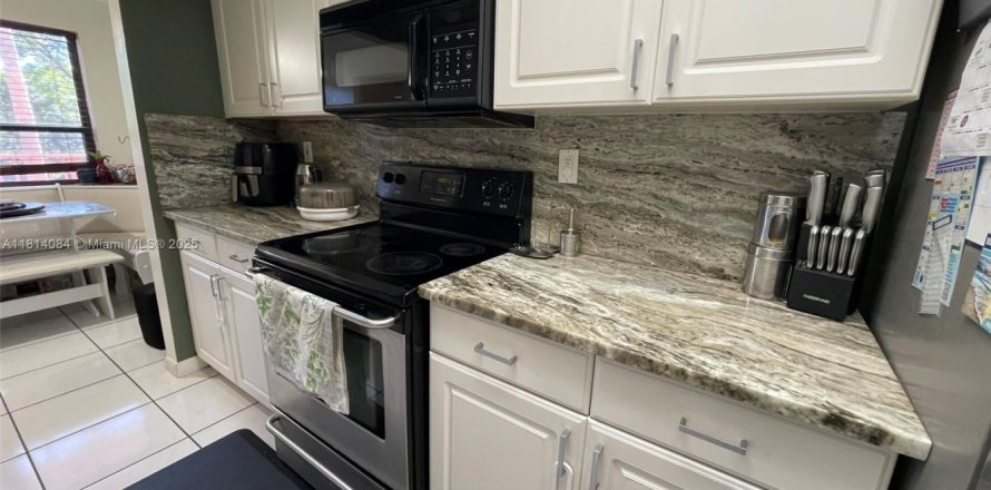 Condominio en Plantation, Florida, 2 dormitorios  № 1766459