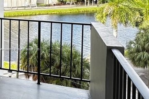 Condo in North Miami Beach, Florida, 2 bedrooms № 1951927 - photo 1