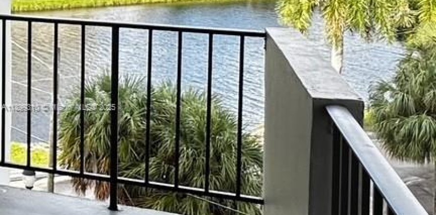 Condo in North Miami Beach, Florida, 2 bedrooms № 1951927