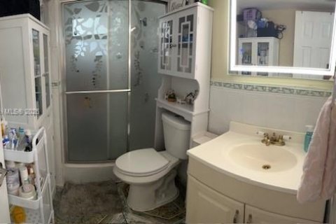 Condo in North Miami Beach, Florida, 2 bedrooms № 1951927 - photo 10
