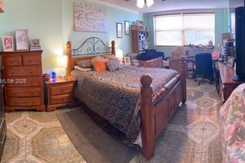 Condo in North Miami Beach, Florida, 2 bedrooms № 1951927 - photo 8