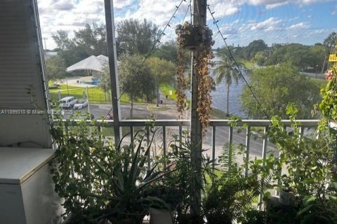 Condo in North Miami Beach, Florida, 2 bedrooms № 1951927 - photo 4