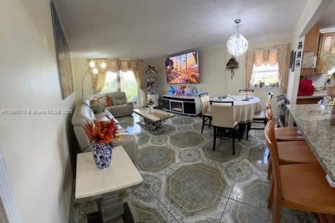Condo in North Miami Beach, Florida, 2 bedrooms № 1951927 - photo 5