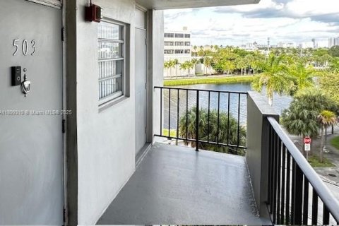 Condo in North Miami Beach, Florida, 2 bedrooms № 1951927 - photo 2