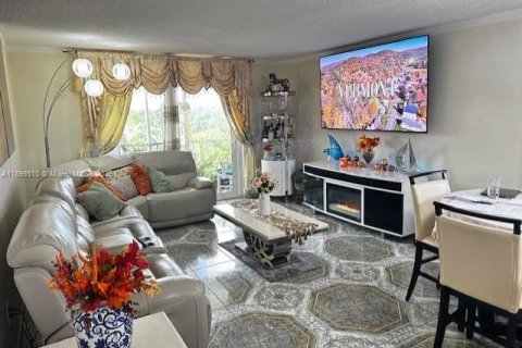 Condo in North Miami Beach, Florida, 2 bedrooms № 1951927 - photo 7