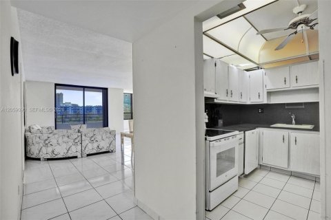 Copropriété à louer à Hallandale Beach, Floride: 2 chambres, 130.06 m2 № 2169047 - photo 12
