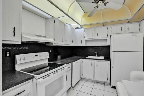 Copropriété à louer à Hallandale Beach, Floride: 2 chambres, 130.06 m2 № 2169047 - photo 14