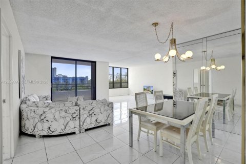 Copropriété à louer à Hallandale Beach, Floride: 2 chambres, 130.06 m2 № 2169047 - photo 9
