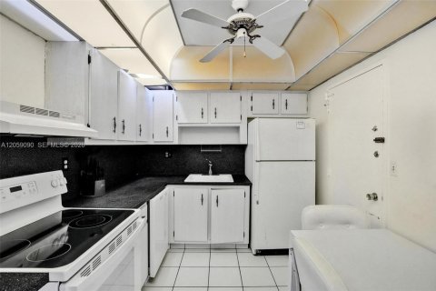 Copropriété à louer à Hallandale Beach, Floride: 2 chambres, 130.06 m2 № 2169047 - photo 13