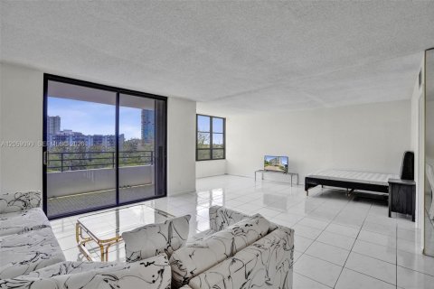 Copropriété à louer à Hallandale Beach, Floride: 2 chambres, 130.06 m2 № 2169047 - photo 10