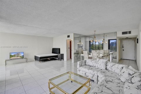 Copropriété à louer à Hallandale Beach, Floride: 2 chambres, 130.06 m2 № 2169047 - photo 7