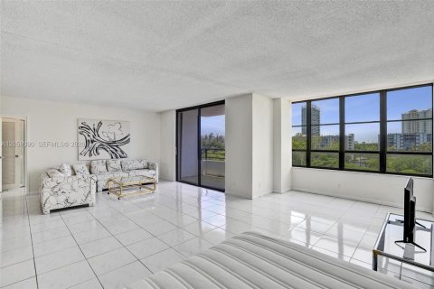Copropriété à louer à Hallandale Beach, Floride: 2 chambres, 130.06 m2 № 2169047 - photo 6