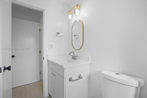 House in Cutler Bay, Florida 3 bedrooms, 138.98 sq.m. № 2031182 - photo 15