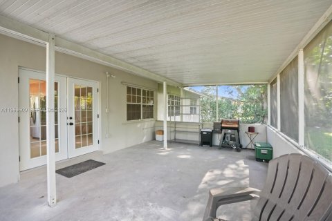 House in Cutler Bay, Florida 3 bedrooms, 138.98 sq.m. № 2031182 - photo 24