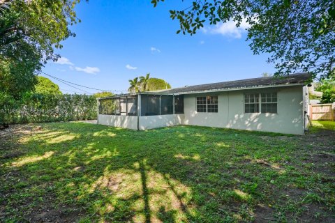 House in Cutler Bay, Florida 3 bedrooms, 138.98 sq.m. № 2031182 - photo 26