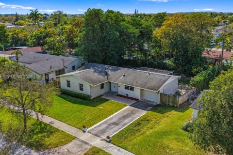 House in Cutler Bay, Florida 3 bedrooms, 138.98 sq.m. № 2031182 - photo 30