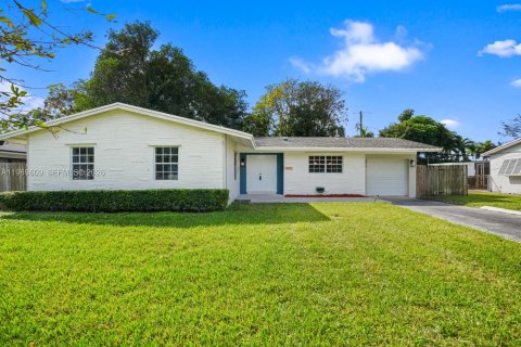 House in Cutler Bay, Florida 3 bedrooms, 138.98 sq.m. № 2031182
