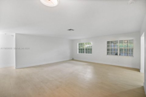 House in Cutler Bay, Florida 3 bedrooms, 138.98 sq.m. № 2031182 - photo 4