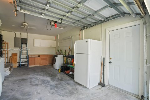 House in Cutler Bay, Florida 3 bedrooms, 138.98 sq.m. № 2031182 - photo 28