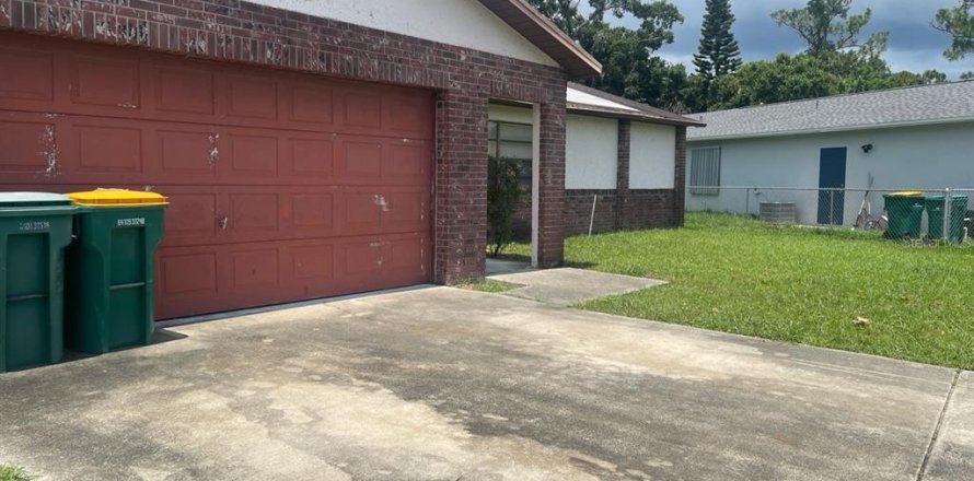 House in Melbourne, Florida 3 bedrooms, 130.99 sq.m. № 1833640