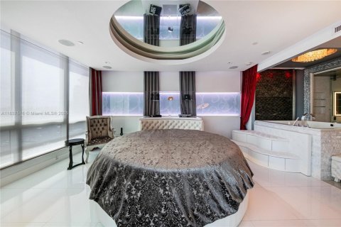 Condo in Miami Beach, Florida, 2 bedrooms  № 1940456 - photo 27