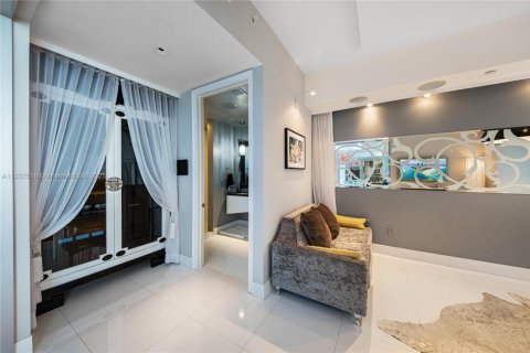 Condo in Miami Beach, Florida, 2 bedrooms  № 1940456 - photo 29