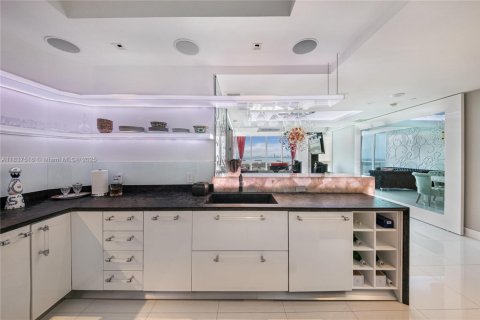 Condo in Miami Beach, Florida, 2 bedrooms  № 1940456 - photo 4