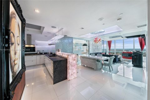 Condo in Miami Beach, Florida, 2 bedrooms  № 1940456 - photo 17