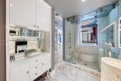 Condo in Miami Beach, Florida, 2 bedrooms  № 1940456 - photo 23