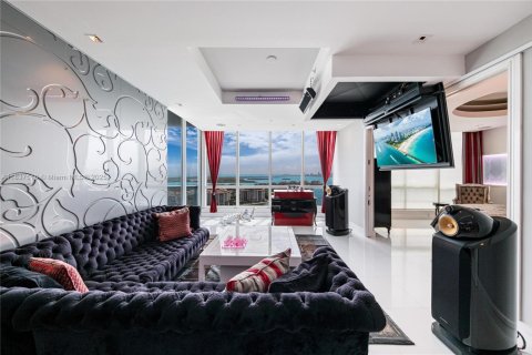 Condo in Miami Beach, Florida, 2 bedrooms  № 1940456 - photo 1