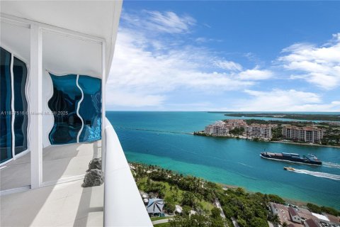 Condo in Miami Beach, Florida, 2 bedrooms  № 1940456 - photo 2