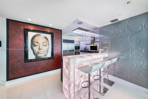 Condo in Miami Beach, Florida, 2 bedrooms  № 1940456 - photo 16