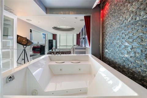 Condo in Miami Beach, Florida, 2 bedrooms  № 1940456 - photo 25
