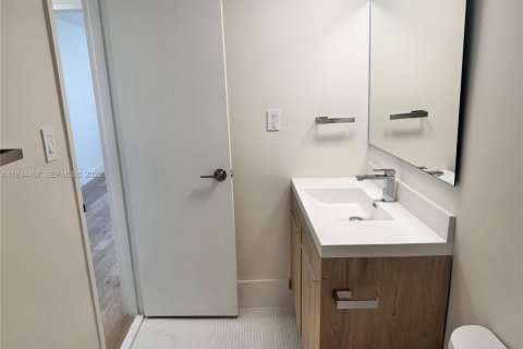 Condo in Miami Beach, Florida, 2 bedrooms  № 1993264 - photo 10