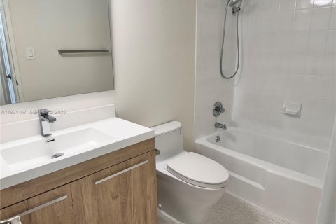 Condo in Miami Beach, Florida, 2 bedrooms  № 1993264 - photo 9