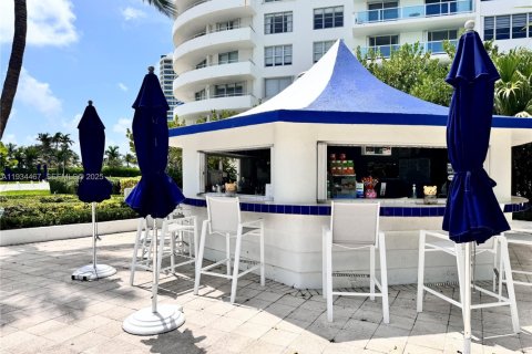 Condo in Miami Beach, Florida, 2 bedrooms  № 1993264 - photo 25