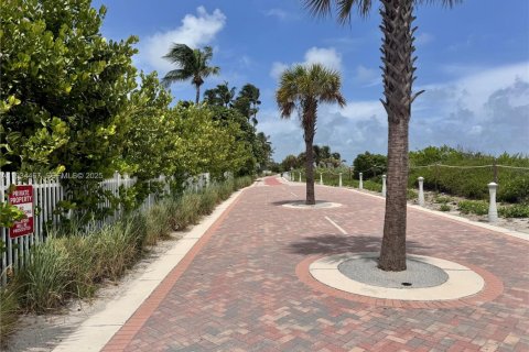 Condo in Miami Beach, Florida, 2 bedrooms  № 1993264 - photo 30