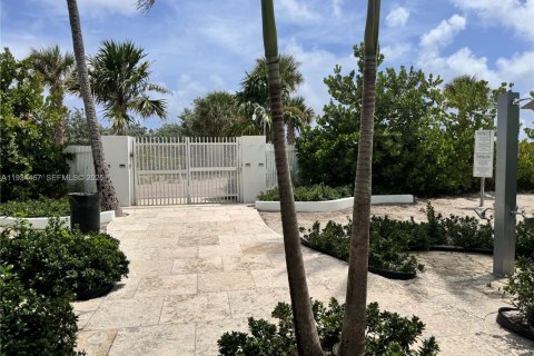 Condo in Miami Beach, Florida, 2 bedrooms  № 1993264 - photo 29