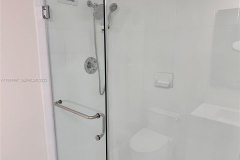 Condo in Miami Beach, Florida, 2 bedrooms  № 1993264 - photo 14