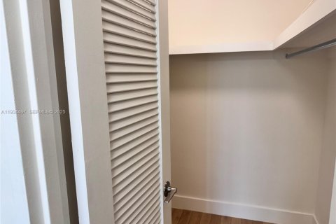 Condo in Miami Beach, Florida, 2 bedrooms  № 1993264 - photo 8