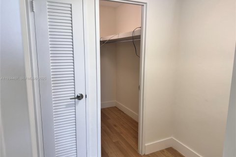 Condo in Miami Beach, Florida, 2 bedrooms  № 1993264 - photo 7