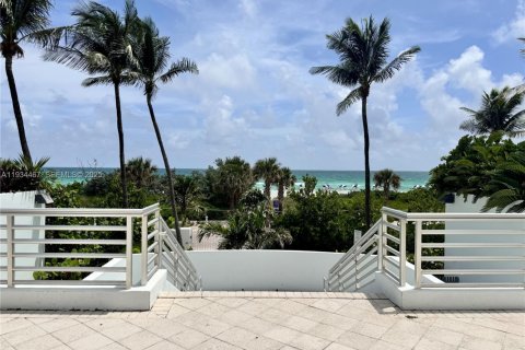 Condo in Miami Beach, Florida, 2 bedrooms  № 1993264 - photo 27